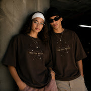 SCRIPT TEE BROWN